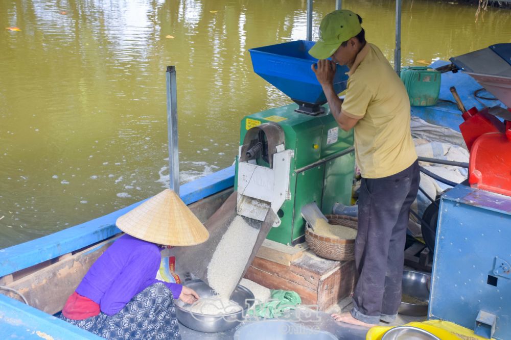 Nhờ có máy chà gạo cỡ nhỏ di chuyển đến tận vùng sâu, vùng xa, nơi giao thông đường bộ chưa phát triển mà người dân không phải mất công sức chở lúa đi xa để chà gạo.