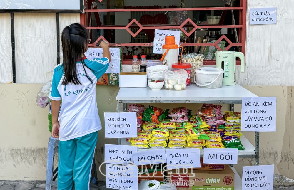 Các em nhỏ cũng được ba mẹ đưa đến ăn để ủng hộ quán bằng tiền tiết kiệm của mình.