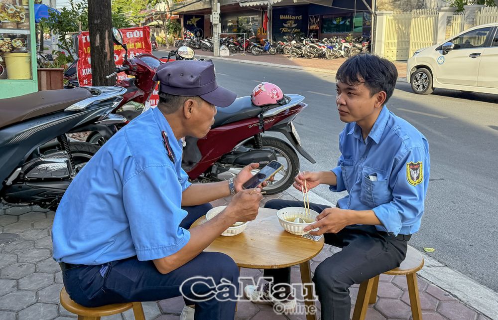 Những người lao động khó khăn đến quán đều đặn.