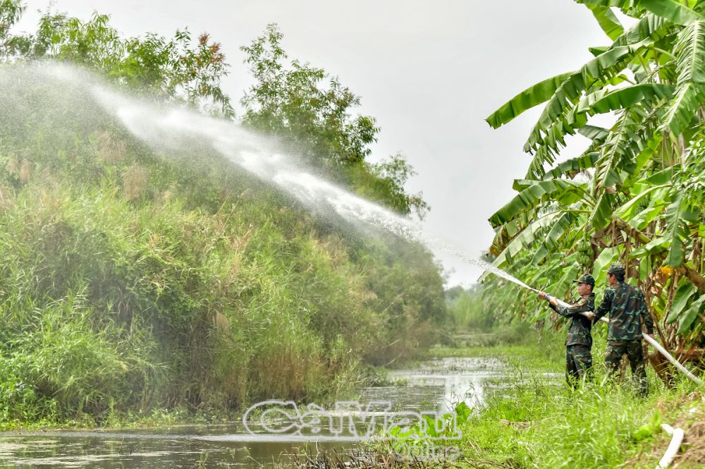 Dù mực nước dưới chân rừng vẫn còn, nhưng với tinh thần chủ động, cảnh giác cao, lực lượng quản lý thường xuyên vận hành phương tiện, thao tác, nhằm tăng tính kịp thời, hiệu quả trong mọi tình huống xảy ra.