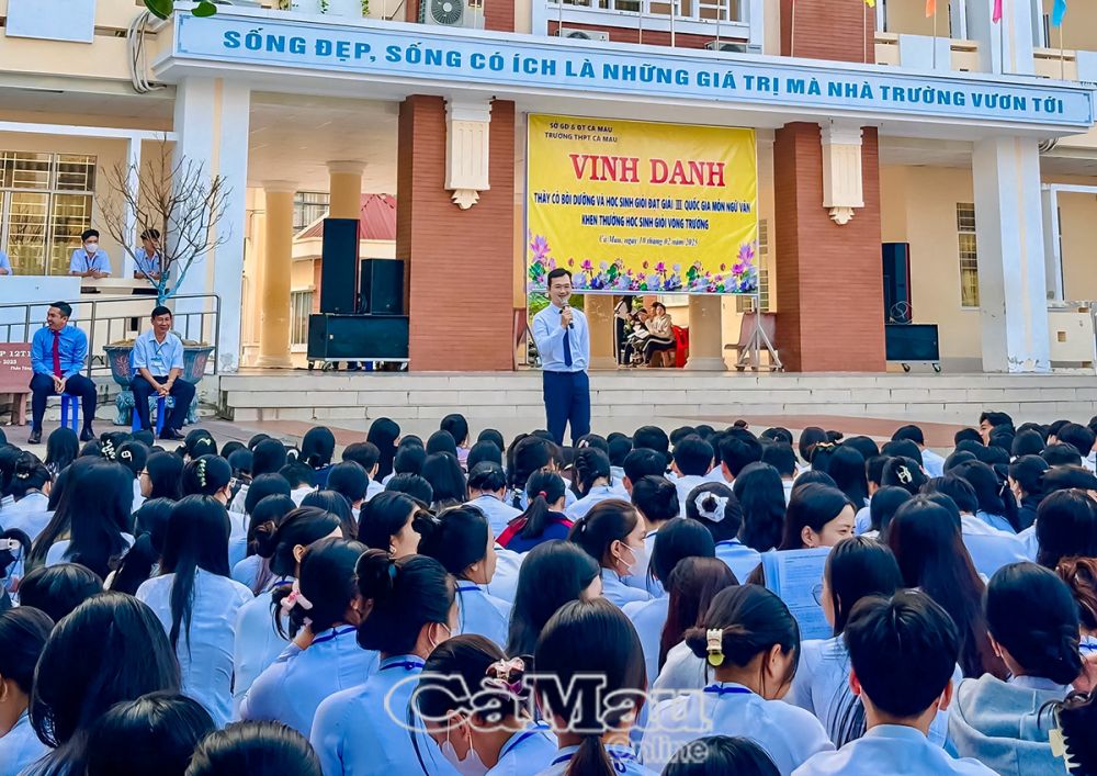 Thầy Trần Thanh Toàn, Phòng Ghi danh, Trường Ðại học Bình Dương - Phân hiệu Cà Mau, tư vấn hướng nghiệp tại Trường THPT Cà Mau.