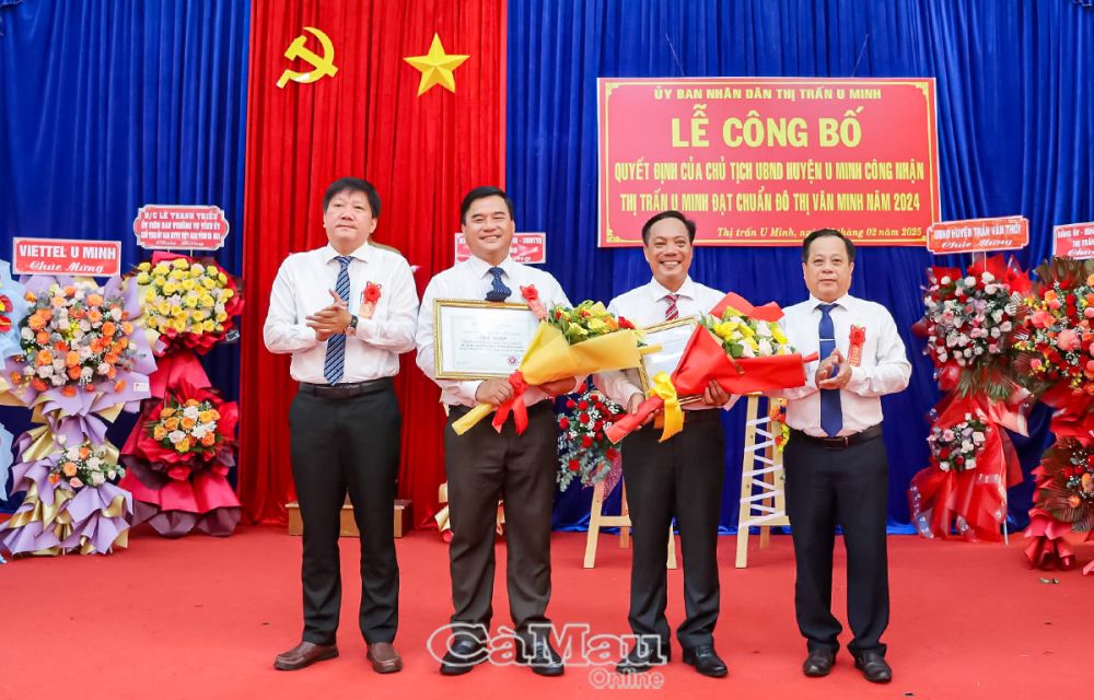 Ông Phạm Việt Phong, Phó bí thư Thường trực Huyện uỷ (bên trái) và ông Huỳnh Minh Nguyên, Chủ tịch UBND huyện U Minh (bên phải) trao quyết định và bằng công nhận thị trấn U Minh đạt chuẩn đô thị văn minh.