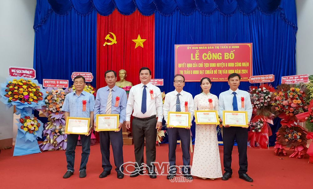 Ông Đặng Hương Giang, Bí thư Đảng uỷ thị trấn U Minh (thứ 3 từ trái sang) tặng giấy khen của UBND thị trấn cho các tập thể có thành tích xuất sắc trong phong trào xây dựng thị trấn U Minh đạt chuẩn đô thị văn minh năm 2024.