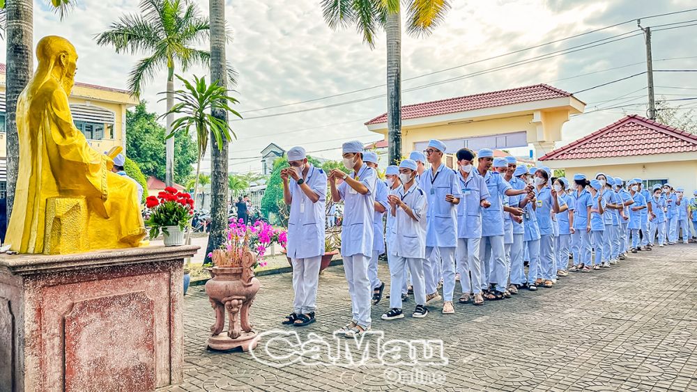 Sinh viên Trường Cao đẳng Y tế Cà Mau dâng hương tưởng niệm Hải Thượng Lãn Ông Lê Hữu Trác.