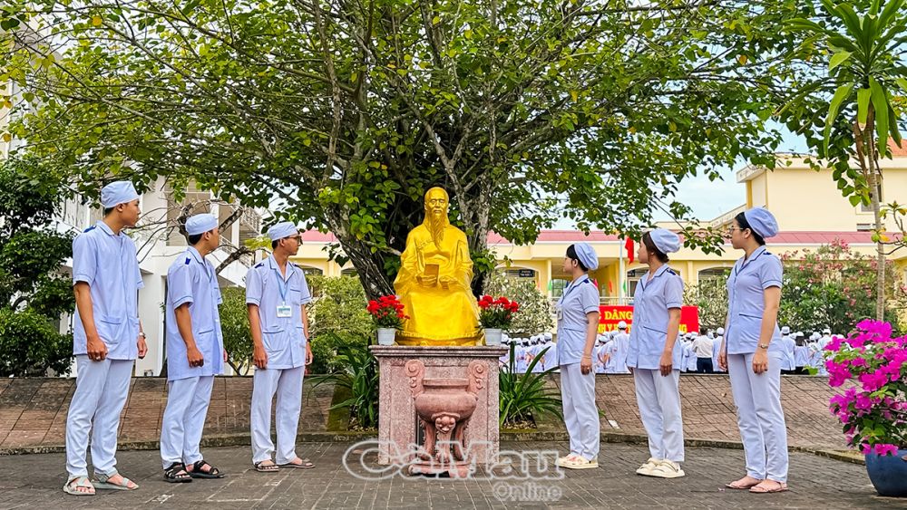 Hằng năm, mỗi dịp lễ kỹ niệm Ngày Thầy thuốc Việt Nam, thế hệ ngành y tỉnh nhà lại tụ họp về trường CĐYT Cà Mau làm lễ dâng hương cụ Hải Thượng Lãn Ông Lê Hữu Trác và báo công những kết quả thành tựu mà ngành y tế tỉnh đạt được trong năm qua.