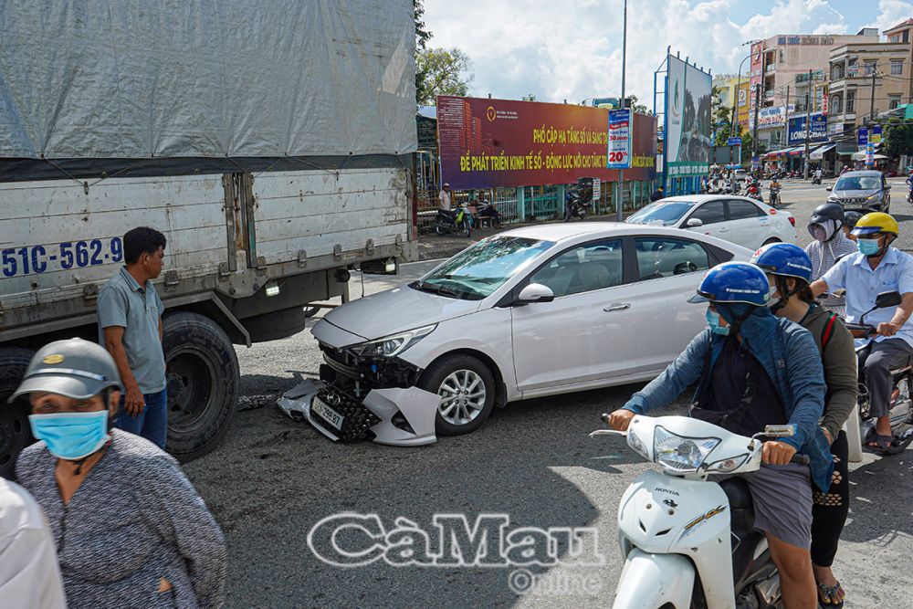 Một vụ tai nạn giao thông xảy ra tại vòng xuyến dưới dốc cầu Huỳnh Thúc Kháng. Nơi đây không có biển báo hay vạch kẻ đường rõ ràng, thường xảy ra va vẹt nếu không quan sát.