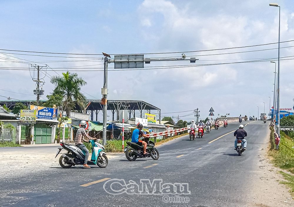 Người dân địa phương cho biết, tại dốc cầu Lương Thế Trân đã xảy ra nhiều vụ va chạm do xe chạy không quan sát nhau khi lên xuống dốc.