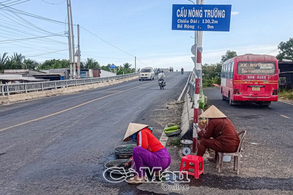 Tình trạng buôn bán tự phát ngay dốc cầu Nông Trường tiềm ẩn nguy cơ cao mất an toàn giao thông.