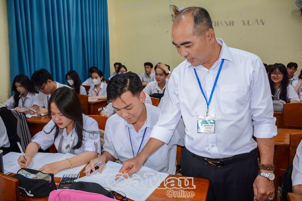 Theo thầy Phạm Công Nhân, giáo viên dạy môn Hoá học, lớp 12, Trường THPT Hồ Thị Kỷ chia sẻ, với tinh thần trách nhiệm, vì học sinh thân yêu, thầy sẵn sàng dạy miễn phí cho các em, mong các em tiếp thu được kiến thức, vững tin bước vào kỳ thi và đạt kết quả cao nhất.