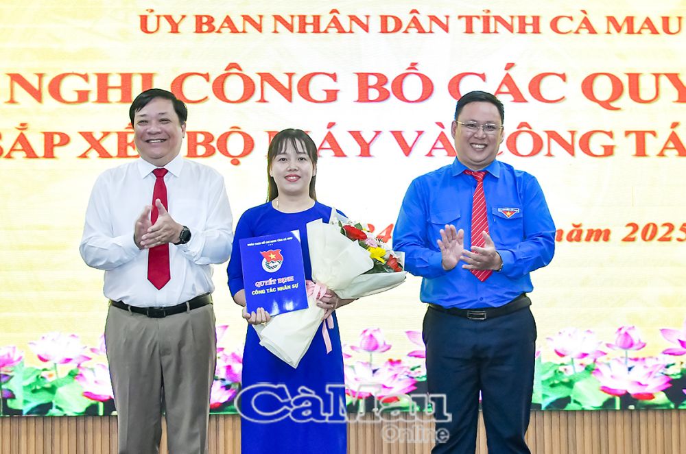 10/ Chủ tịch UBND tỉnh Phạm Thành Ngại cùng Phó bí thư Tỉnh đoàn Nguyễn Ngọc Thuận trao quyết định và tặng hoa chúc mừng chị Quách Thị Thu Thảo, Bí thư Đoàn UBND tỉnh.