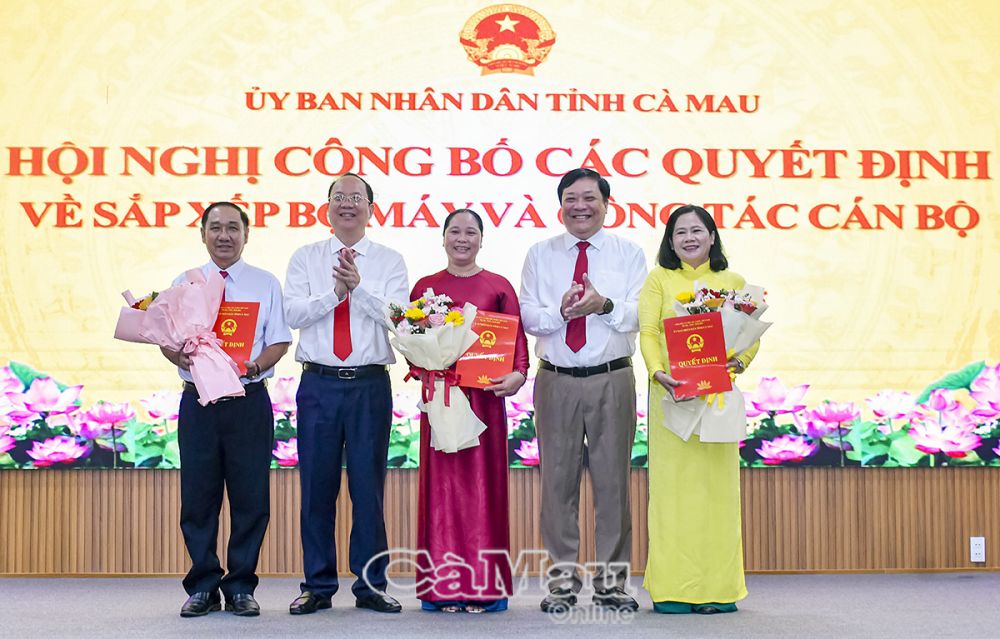 7/ Bí thư Tỉnh uỷ Nguyễn Hồ Hải và Chủ tịch UBND tỉnh Phạm Thành Ngại trao quyết định và tặng hoa chúc mừng Ban giám đốc Sở Dân tộc và Tôn giáo.