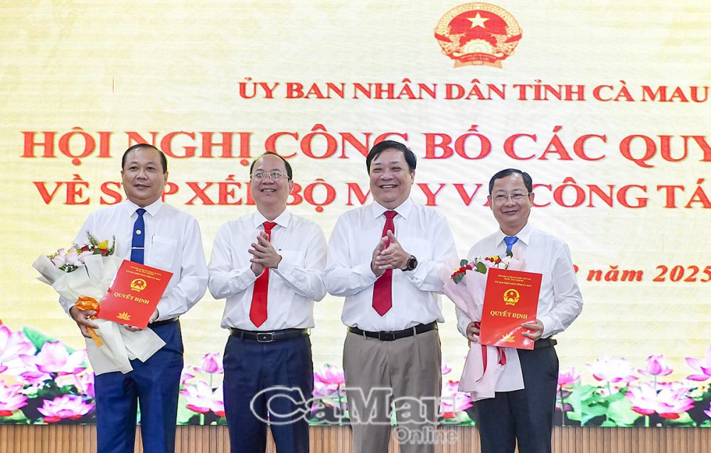 8/ Bí thư Tỉnh uỷ Nguyễn Hồ Hải và Chủ tịch UBND tỉnh Phạm Thành Ngại trao quyết định điều động và tặng hoa chúc mừng ông Nguyễn Quốc Thanh, Giám đốc Sở Văn hoá - Thể thao và Du lịch và ông Nguyễn Văn Đen, Phó giám đốc Sở Văn hoá - Thể thao và Du lịch.