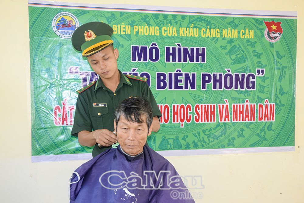 4/ “Tay kéo Biên phòng” cắt tóc miễn phí cho các hộ dân và trẻ em.