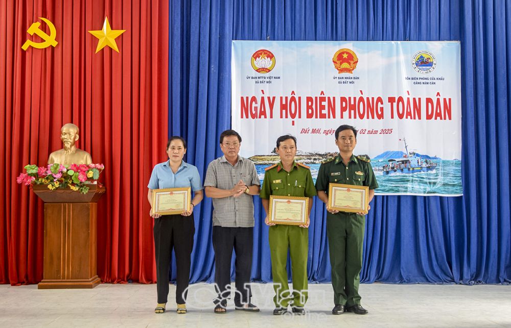 6/ Ông Đoàn Tấn Công, Chủ tịch HĐND huyện Năm Căn, trao giấy khen cho các tập thể có thành tích xuất sắc.