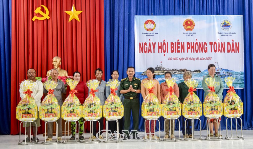 8/ Đại tá Nguyễn Quang Hà, Phó Chính uỷ BĐBP tỉnh trao quà cho các hộ dân trên địa bàn xã.