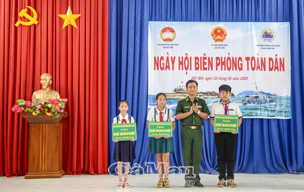 9/ Thiếu tá Lâm Huy Vũ, Chính trị viên Đồn Biên phòng Cửa khẩu Năm Căn, trao học bổng cho các em học sinh có thành tích xuất sắc trong học tập.