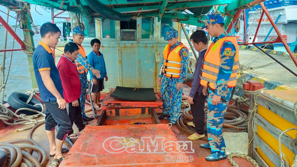 Hải đội Biên phòng phát hiện tàu cá vận chuyển, buôn lậu dầu trên biển.