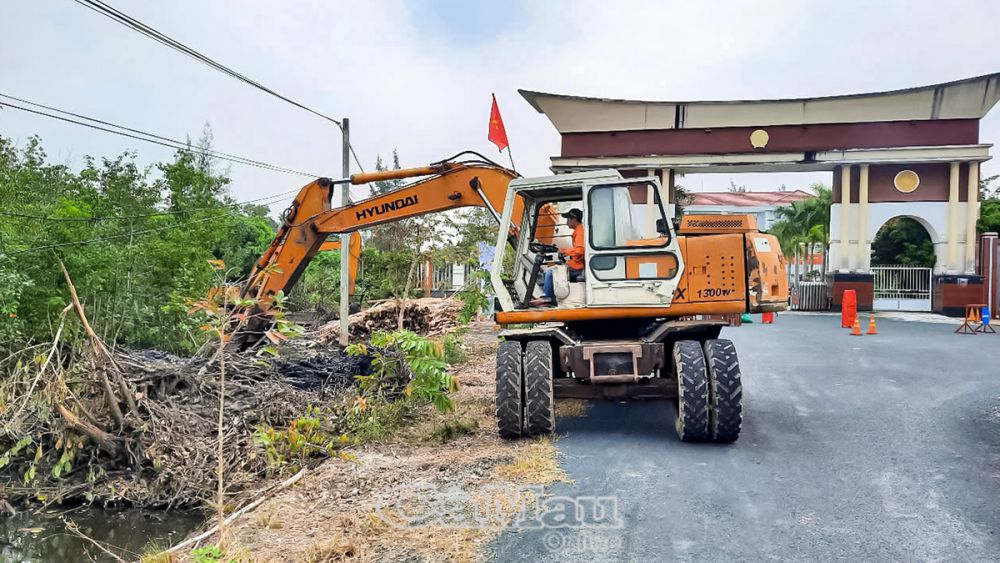 Huyện Ngọc Hiển đang khởi công nhiều công trình giao thông để chào mừng Ðại hội Ðảng bộ huyện lần thứ XIII, nhiệm kỳ 2025-2030.