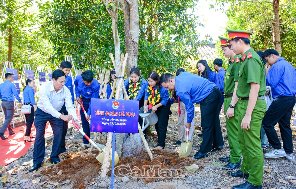 5/ Các đại biểu tham gia ngày hội trồng cây lưu niệm tại di tích.