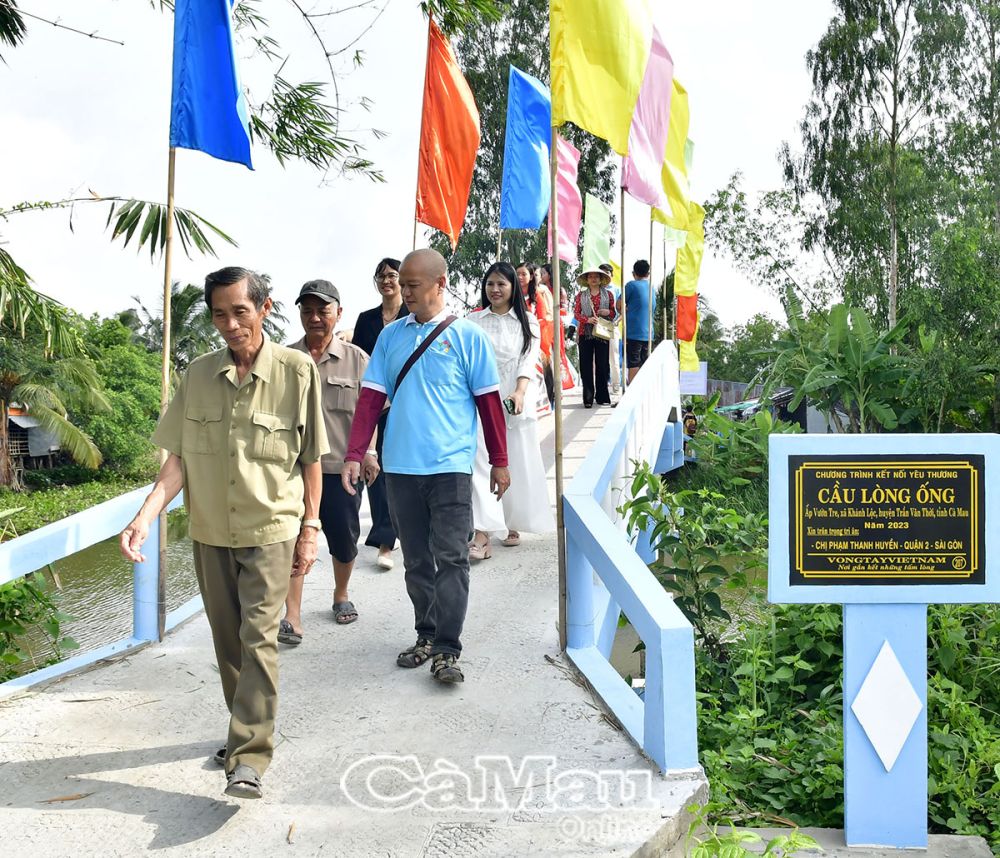 Nhiệm kỳ qua, xã Khánh Lộc huy động nhiều nguồn lực để xây dựng hạ tầng nông thôn. (Trong ảnh: Nhân dân ấp Vườn Tre cùng nhà tài trợ phấn khởi khánh thành cầu Lồng Ống). Ảnh: THANH MINH