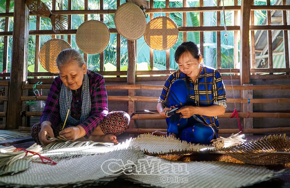 Nghề đan đát trăm năm nay vẫn được người dân xứ Cái Tàu gìn giữ, trao truyền (Nghề đan đát tại hộ gia đình bà Nguyền Thị Bé, Ấp 3, xã Nguyễn Phích).