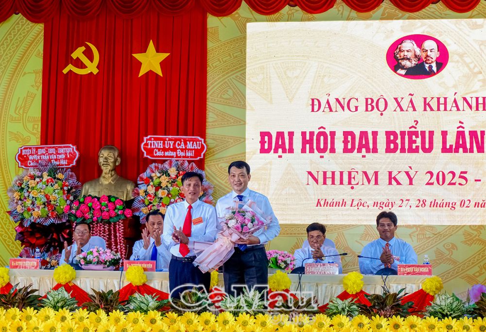 7/Bí thư Đảng uỷ xã Khánh Lộc Nguyễn Văn Nhàn, đại diện tập thể Đảng bộ xã trao tặng hoa đồng chí Nguyễn Minh Nhứt Bí thư Huyện ủy, thay lời cảm ơn.