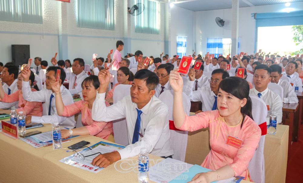 8/ Đại biểu biểu quyết thông qua số lượng và phương án nhân sự Ban Chấp hành Đảng bộ khóa XIV nhiệm kỳ 2025-2030.