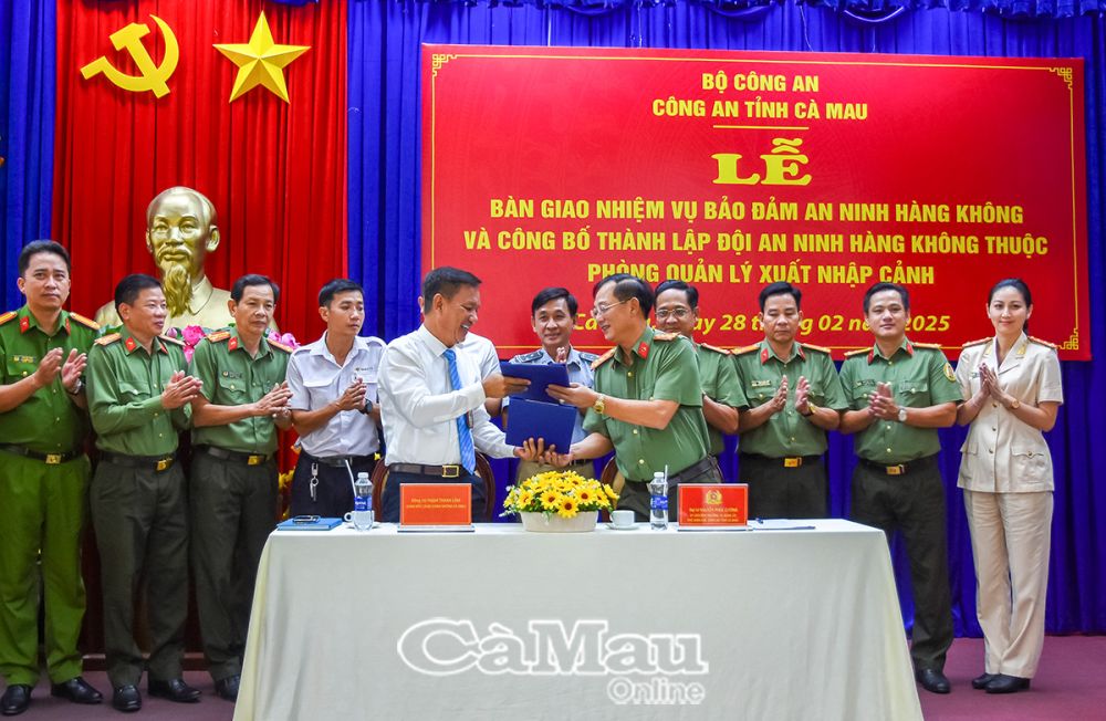 2/ Đại tá Nguyễn Phúc Cường, Phó giám đốc Công an tỉnh Cà Mau và ông Phạm Thanh Lâm, Giám đốc Cảng Hàng không Cà Mau ký bàn giao nhiệm vụ ANHK.