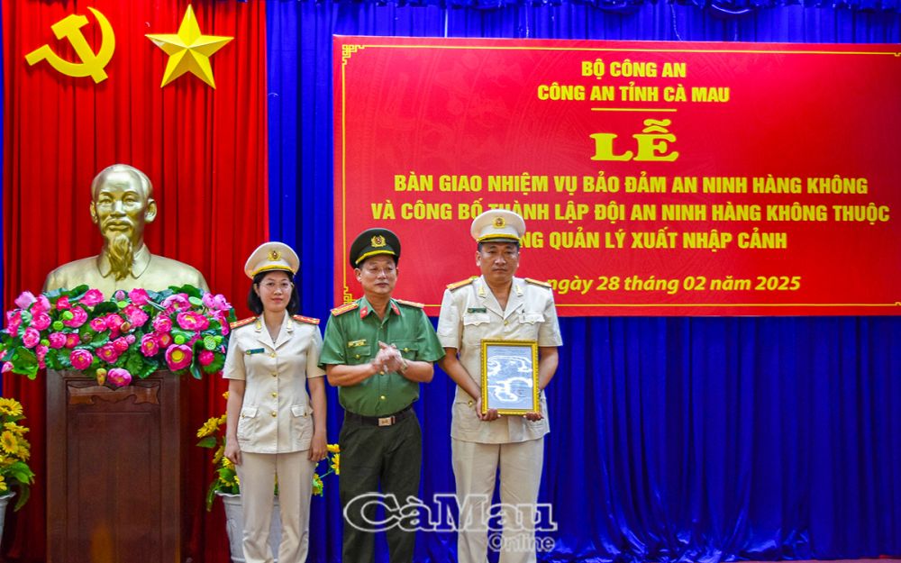 5/ Đại tá Nguyễn Phúc Cường, Phó giám đốc Công an tỉnh Cà Mau, trao quyết định thành lập Đội an ninh hàng không thuộc Phòng Quản lý xuất nhập cảnh.