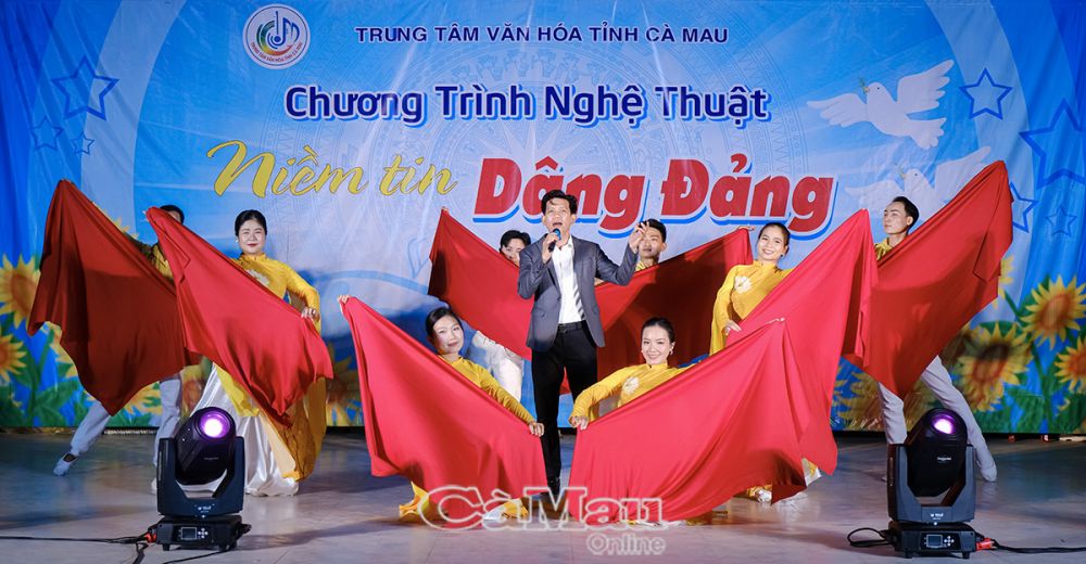 “Ðảng là cuộc sống của tôi”, sáng tác Nguyễn Ðức Toàn, do Nhựt Tân và nhóm múa trình bày.