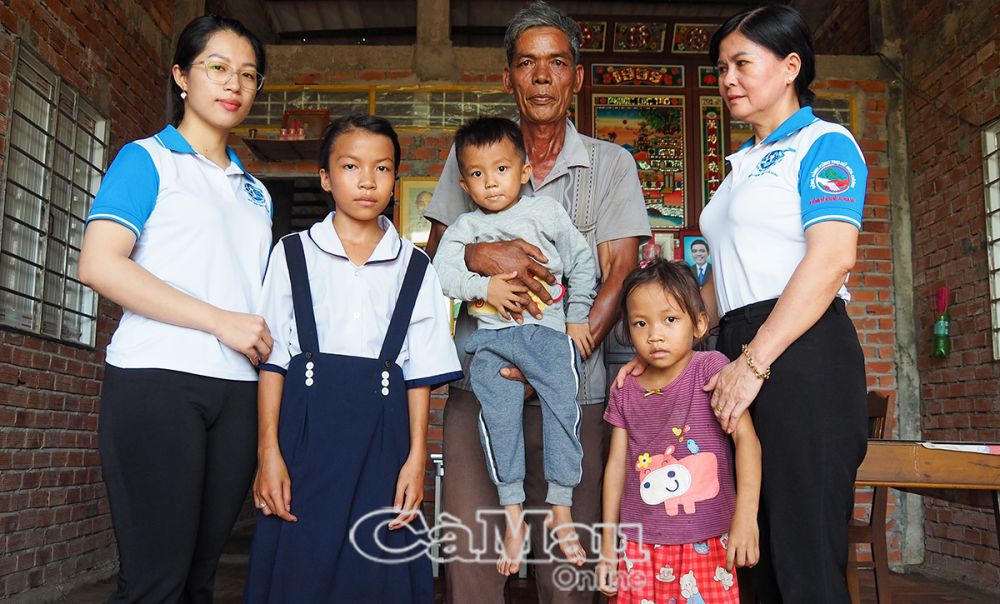 Cháu Trần Huỳnh Kim Uyên (thứ 2 từ trái sang) cùng 2 em được chị An nhận đỡ đầu, giúp các cháu viết tiếp ước mơ đến trường.