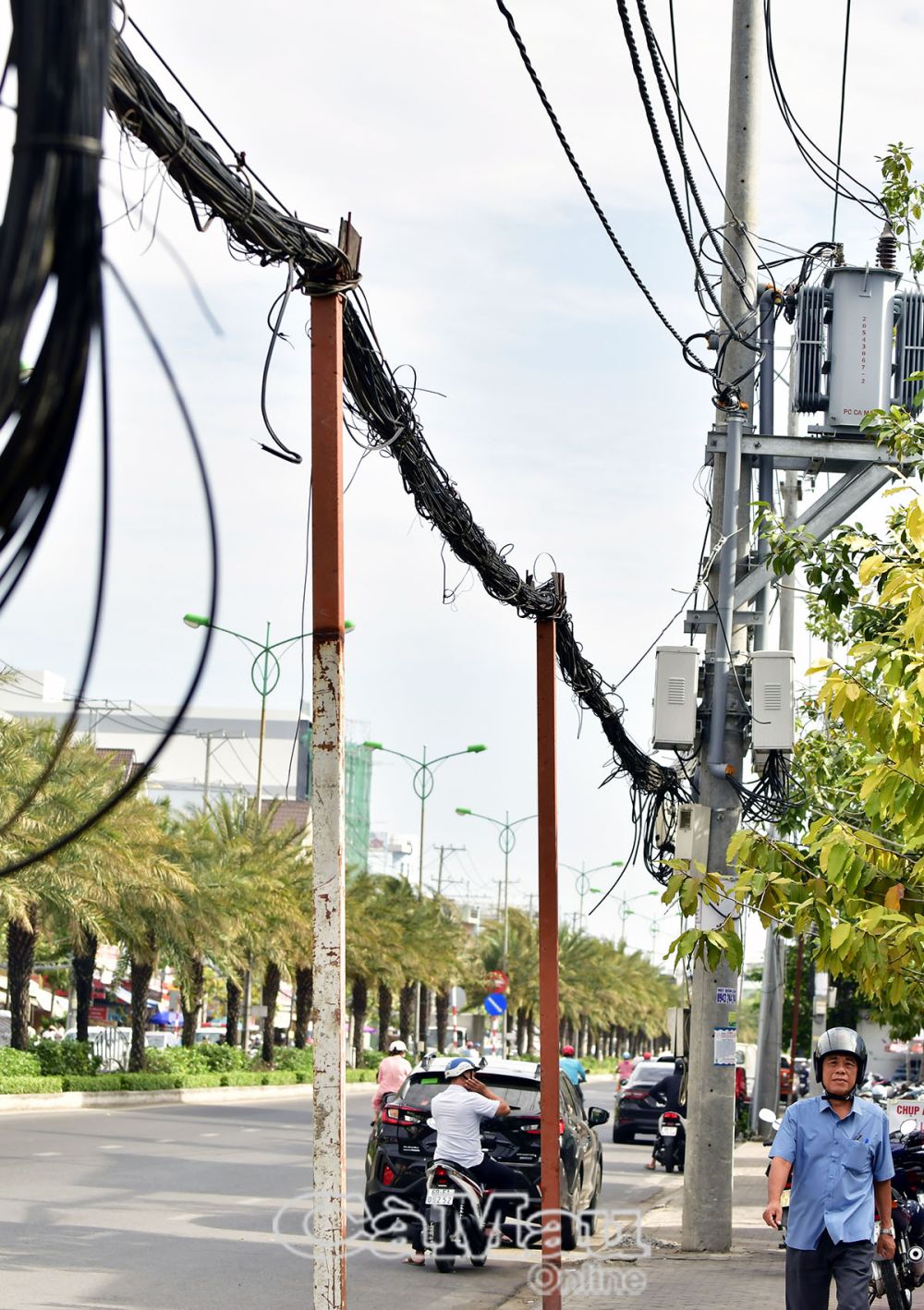 Tuyến cáp quá nặng, thòng xuống mặt đường, phải dựng trụ tạm để nâng đỡ, vừa thiếu an toàn, vừa mất mỹ quan đô thị. (Ảnh chụp trước Công ty TNHH Xây dựng Quang Tiền, đường Nguyễn Tất Thành, Phường 8).