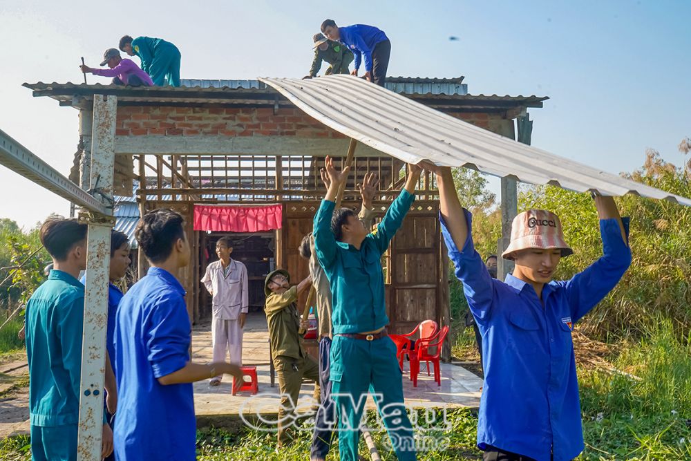 Các lực lượng hỗ trợ người dân từ tháo dỡ nhà cũ đến giúp ngày công, để căn nhà sớm hoàn thành.