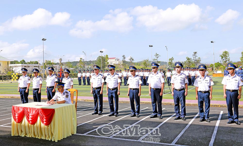 03/- Các cơ quan, đơn vị Vùng Cảnh sát biển 4 ký kết giao ước thi đua.