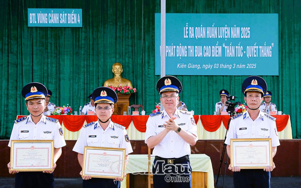 05/- Thiếu tướng Lê Đình Cường trao tặng danh hiệu đơn vị vững mạnh toàn diện “mẫu mực tiêu biểu” và đơn vị huấn luyện giỏi năm 2024 cho các cơ quan, đơn vị.