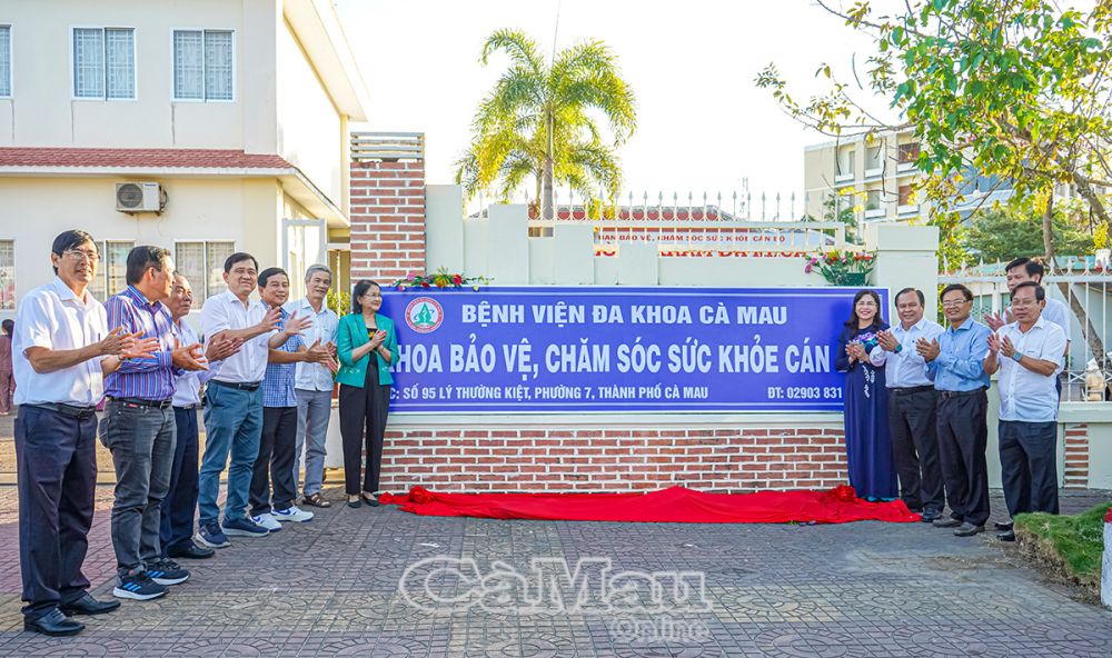 Các đồng chí lãnh đạo tỉnh và lãnh đạo ngành Y tế, Bệnh viện Đa khoa tỉnh thực hiện nghi thức đặt bảng tên Khoa Bảo vệ, chăm sóc sức khoẻ cán bộ.