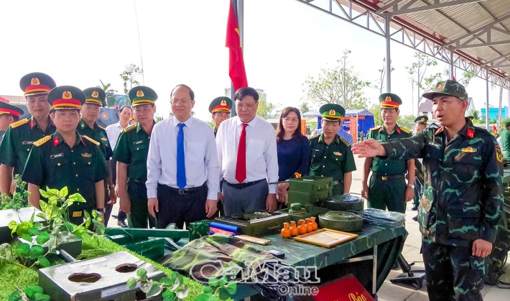 Kết thúc buổi lễ, lãnh đạo Tỉnh ủy, HĐND, UBND tỉnh và các sở, ngành, các cơ quan, đơn vị tham quan trưng bày trang thiết bị, mô hình học cụ huấn luyện.