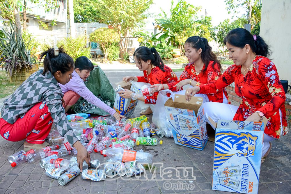 Tại Khóm 2, Phường 1, rác sau khi phân loại tại nhà, các chị thu gom rác thải nhựa bán gây quỹ mua bảo hiểm y tế cho những hoàn cảnh khó khăn.