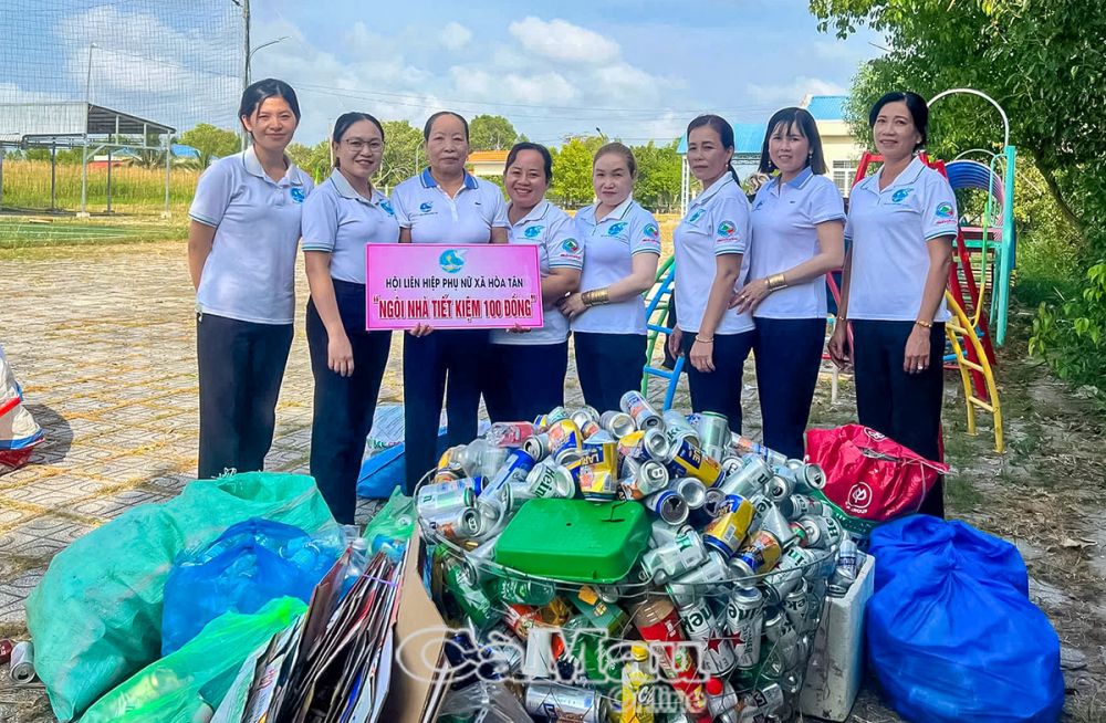 Tại xã Hoà Tân, sau khi phân loại rác tại hộ gia đình, các chị thu gom rác thải nhựa để bán gây quỹ giúp các cháu mồ côi do Covid-19.