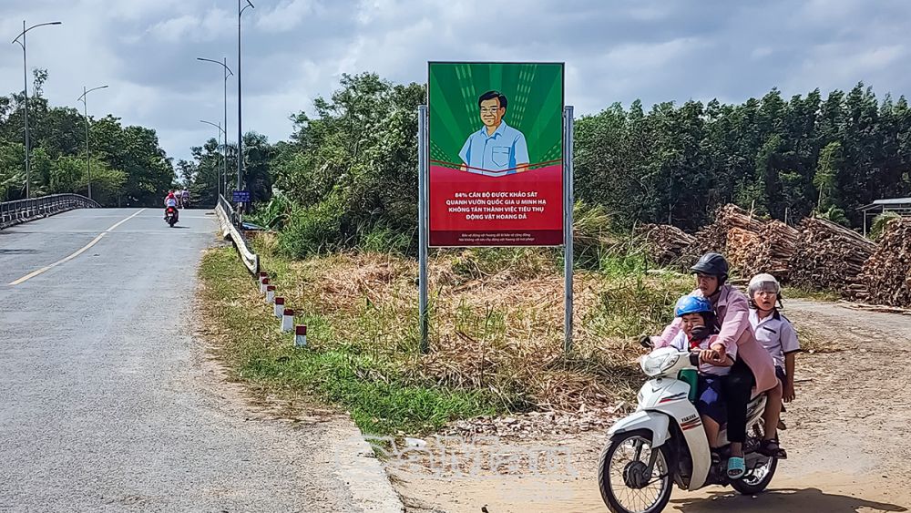 Trung tâm Bảo tồn động vật hoang dã tại Việt Nam phối hợp với Hạt Kiểm lâm và chính quyền địa phương tổ chức gắn nhiều bảng tuyên truyền về bảo vệ động vật hoang dã, góp phần nâng cao ý thức người dân.