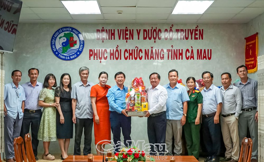 Ông Lê Thanh Triều, Uỷ viên Ban Thường vụ Tỉnh uỷ, Chủ tịch MTTQ Việt Nam tỉnh Cà Mau (thứ sáu, từ phải sang), trong chuyến thăm, tặng quà thầy thuốc, nhân viên y tế làm nhiệm vụ tại các bệnh viện, nhằm tăng cường đoàn kết, thực hiện hiệu quả các cuộc vận động lớn, các phong trào thi đua yêu nước.