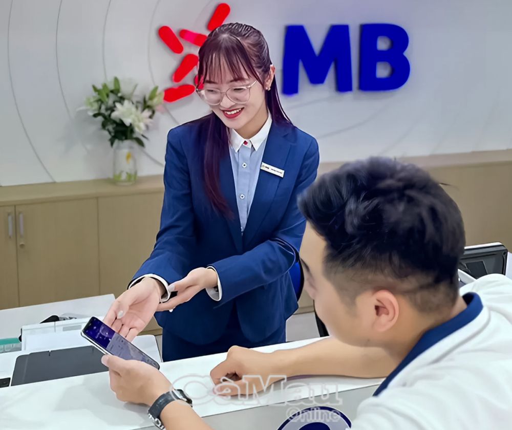 Giao dịch viên Ngân hàng MBBank tận tình hướng dẫn khách hàng cách sử dụng ứng dụng ngân hàng số để quản lý tài chính cá nhân hiệu quả.