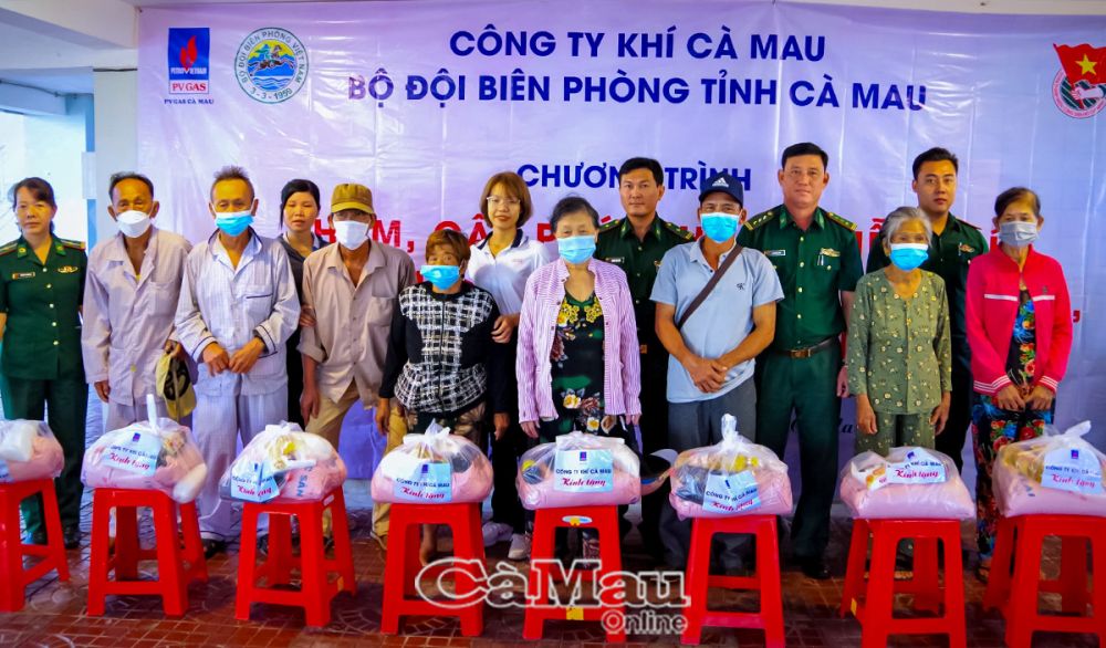 Đội ngũ quân y các đơn vị BĐBP tỉnh tích cực tham gia các hoạt động an sinh xã hội trên khu vực ven biển của tỉnh.