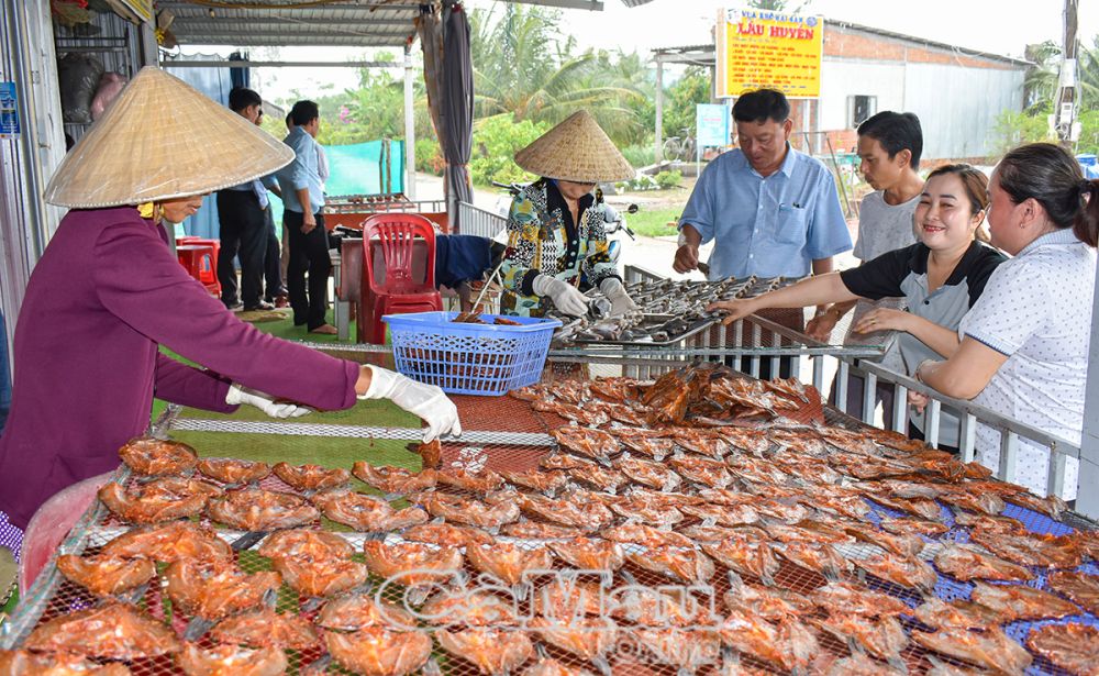 Ngoài khô cá đù một nắng, cơ sở của chị Võ Thị Lệ Huyền còn sản xuất nhiều loại khô khác như: cá phi, cá cơm, cá đù bông... mang lại hiệu quả kinh tế cao.