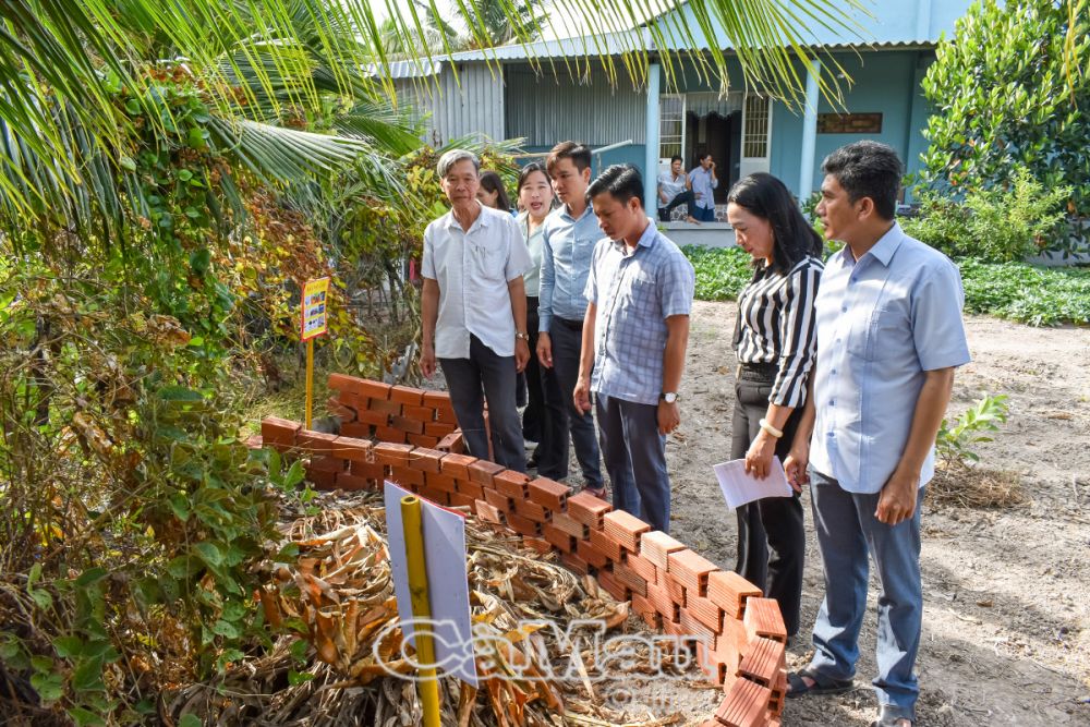 Lãnh đạo UBND xã Việt Thắng hướng dẫn người dân xây dựng mô hình phân loại rác thải sinh hoạt tại nguồn.