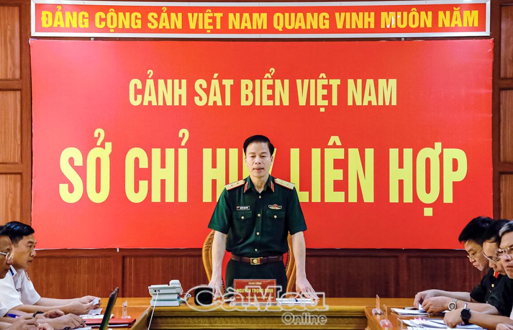 Trung tướng Nguyễn Trọng Bình, Phó tổng Tham mưu trưởng Quân đội Nhân dân Việt Nam, Trưởng Ban chỉ đạo Bộ Quốc phòng về chống khai thác IUU, làm việc tại Sở Chỉ huy liên hợp chống khai thác IUU.