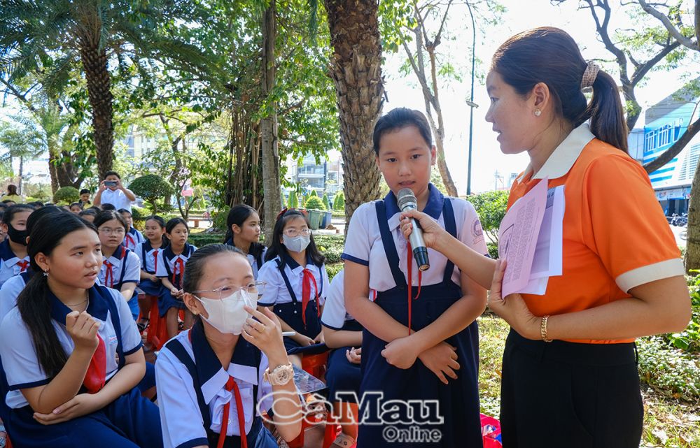 Với hình thức trò chơi đố vui có thưởng, những kiến thức lịch sử Việt Nam được lồng ghép vào các câu hỏi tạo không khí sôi động, vừa học vừa chơi.