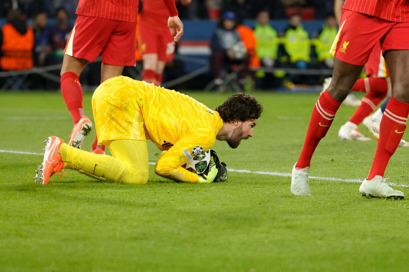 Alisson Becker có trận đấu để đời.