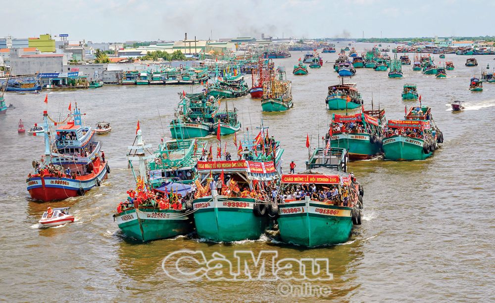 Lễ hội Nghinh Ông Sông Ðốc - Nét văn hoá tín ngưỡng của cư dân ven biển Cà Mau.           Ảnh: HUỲNH LÂM