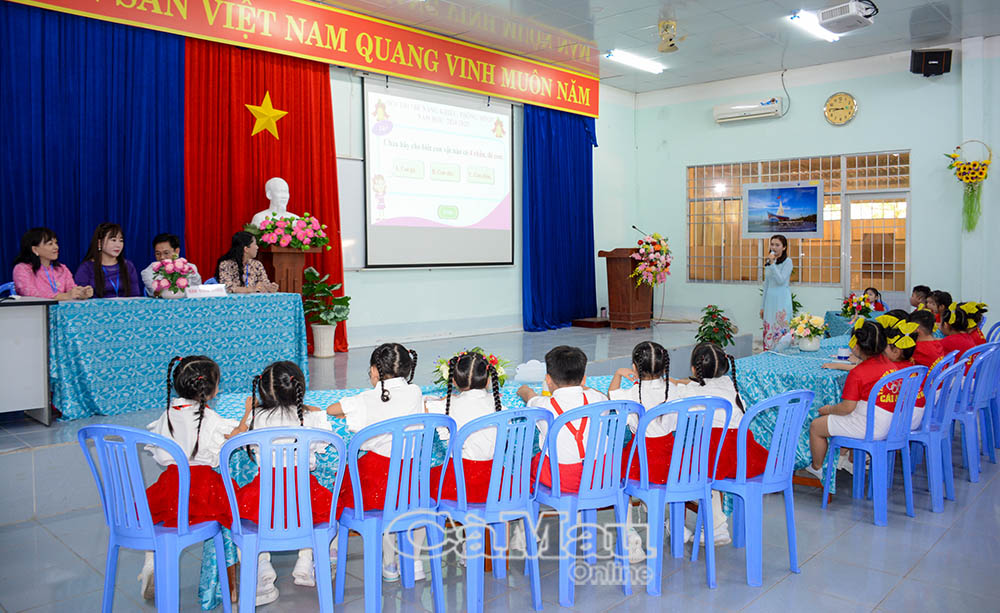 2/ Phần thi “Rung chuông vàng”, các đội bấm chuông giành quyền trả lời câu hỏi do Ban tổ chức chuẩn bị và trình chiếu.